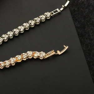Elegant heart-shaped zircon tennis bracelet in gold and silver finish with crystal inlay
