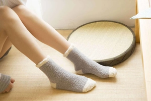 Gros plan de chaussettes en polaire corail épaisses au design gris et blanc contrasté