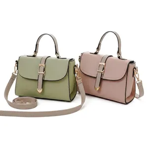 Détails des sacs à main en cuir rose et vert avec boucles dorées et bandoulières réglables