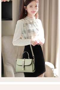 Détail du sac à main vert clair en cuir grainé avec boucle en métal et bandoulière