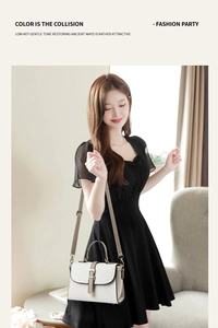 Sac à main chic en cuir beige avec boucle en métal porté par un mannequin en intérieur