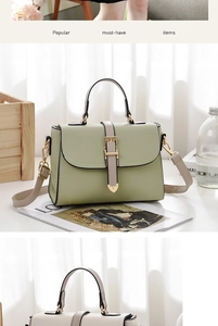 Vue détaillée du sac en cuir vert clair avec texture grainée et boucle en forme de cœur