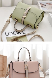 Vue détaillée des sacs à bandoulière en similicuir vert clair et rose avec boucles