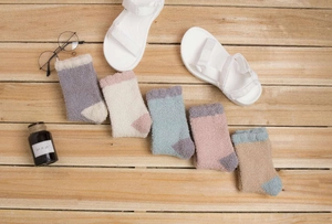 Détail de cinq paires de chaussettes épaisses en polaire corail aux couleurs pastel douces