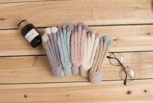 Détail macro de chaussettes épaisses en polaire corail aux couleurs pastel