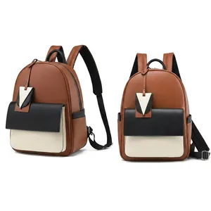 Dettaglio di un grande zaino da viaggio con design patchwork marrone e dimensioni