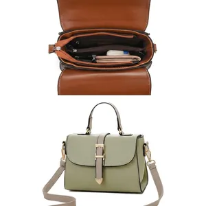 Vue détaillée de l'intérieur multi-compartiments et de la texture de ce sac à main