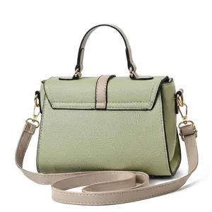 Détails du sac à main en cuir vert clair à motif litchi montrant le côté et l'arrière