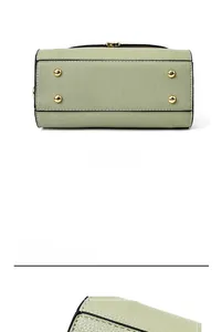 Détail du sac en cuir vert clair avec quatre clous de protection dorés sur le dessous