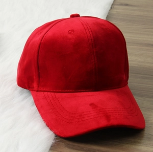 Dettaglio del cappello da baseball in velluto rosso con trama fine e cuciture