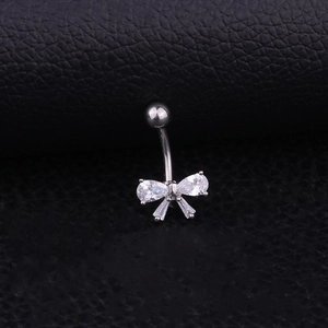 Piercing de nombril en acier inoxydable avec nœud en zircon sur fond de cuir noir