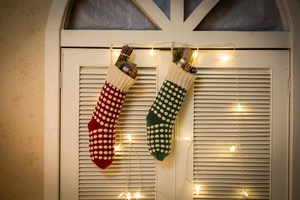 Gros plan de chaussettes de Noël en tricot à pois avec guirlande lumineuse étoilée