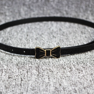 Fine ceinture en cuir verni noir avec boucle noeud dorée pour robes et vêtements longs