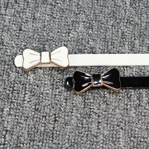 Lot de ceintures fines en cuir verni noir et blanc avec boucles à nœud pour robes