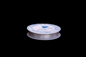 Makroaufnahme der 0,4mm starken elastischen Kristallfäden für die DIY Schmuckherstellung