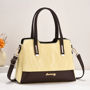 Chique crème en bruine leren crossbodytas met geplooide textuur en gouden hardware