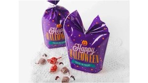 Nahaufnahme von lila Halloween-Bonbonbeuteln mit Kürbisdruck und Schleifenbändern
