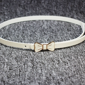 Ceinture fine en cuir verni blanc avec boucle nœud doré pour robes de femme