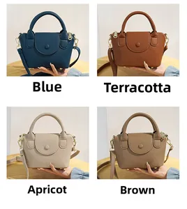 Detailweergave van mini lederen emmertassen in blauw, camel, abrikoos en bruin