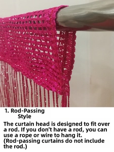 Dettaglio della tasca per asta della tenda a fili rosso rosa con glitter argentati