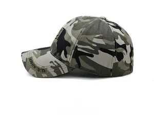 Vue latérale de la casquette camouflage avec broderie U.S. ARMY sur la visière