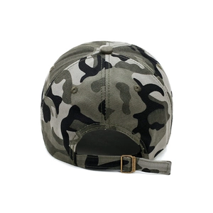 Vue arrière d'une casquette de baseball camouflage avec sangle de réglage en métal