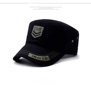 Detail van zwarte cadetpet met U.S. ARMY borduursel en metalen ventilatieopeningen