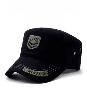 Detail van de zwarte militaire pet met U.S. Army borduursel en metalen oogjes