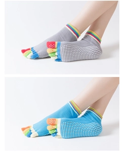 Dettaglio calze da yoga a cinque dita arcobaleno con gommini antiscivolo e trama a maglia