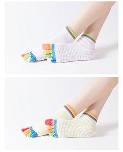 Dettaglio dei punti antiscivolo in silicone e dita arcobaleno su calze da yoga