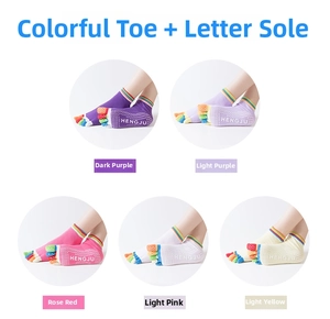 Dettaglio di calze yoga a cinque dita con separazione arcobaleno e grip antiscivolo