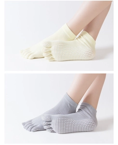 Dettaglio dei punti in silicone antiscivolo e design a dita aperte per calze da yoga