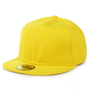 Dettagli di un cappellino snapback giallo con visiera piatta e adesivo dorato del marchio