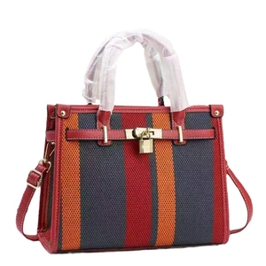 Elegante borsa tote in tela a righe tricolore con finiture in pelle rossa e chiusura