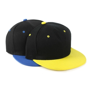 Dettaglio di cappelli snapback in twill di cotone bicolore nero-giallo e nero-blu