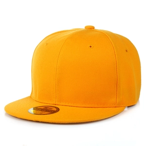 Vista dettagliata di un cappellino snapback giallo acceso con pannelli e etichetta d'oro