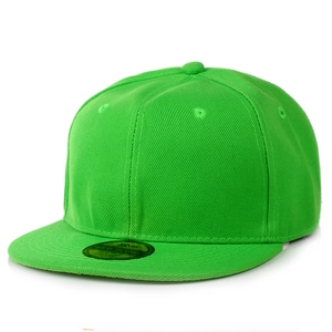 Dettaglio del cappellino da baseball verde erba con trama diagonale e adesivo
