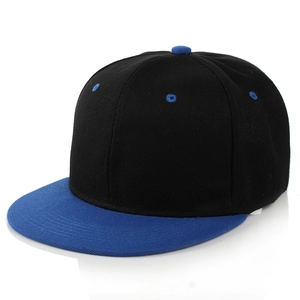 Dettaglio cappellino da baseball a tesa piatta con corona nera e visiera blu a contrasto