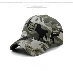 Détail de la broderie U.S. ARMY sur la casquette camouflage avec texture en sergé