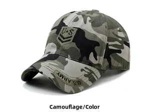 Détail de l'écusson brodé U.S ARMY sur une casquette de baseball camouflage outdoor