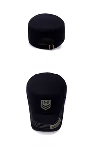 Detailweergave van de zwarte militaire pet met metalen gesp en U.S. ARMY borduursel