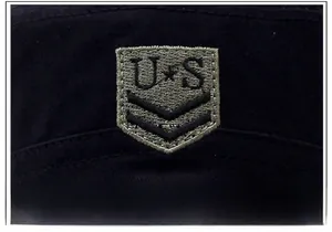 Macro-opname van een geborduurd militair embleem op een katoenen platte legerpet