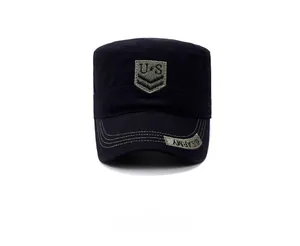 Detail van de geborduurde patch met ster en geweven U.S. Army band op zwarte militaire pet