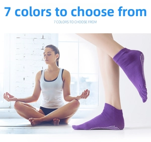 Dettaglio di calze yoga viola senza dita con grip antiscivolo in silicone sulla suola
