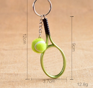 Detail of tennis racket keychain and yellow ball with precise dimensions and weight