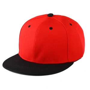 Detailaufnahme der Hip-Hop-Kappe mit roter Krone, schwarzem flachem Schirm und Twill-Gewebe