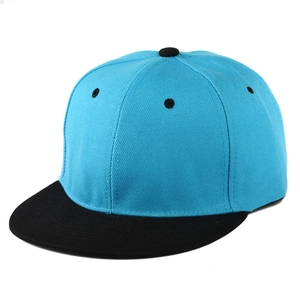 Detail der klassischen türkisen Baseballkappe mit schwarzem Schirm und Twill-Textur