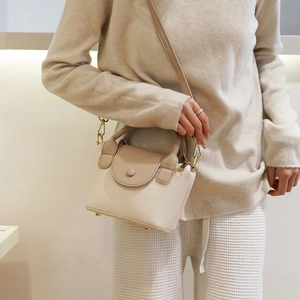 Beige handtas van generfd leer met handvatten en afneembare schouderriem voor dames