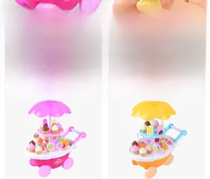 Détail du chariot de glaces pour enfants avec divers accessoires sucrés colorés