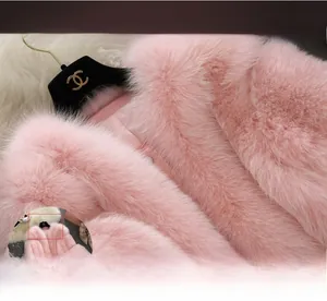Dettaglio del cappotto in ecopelliccia rosa con scollo a V e finitura di lusso morbida